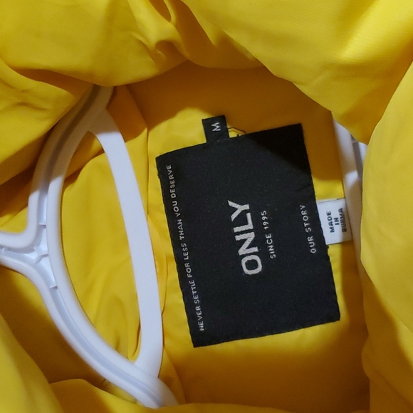 Yellowed puffer jacket - Picture 3 of 7